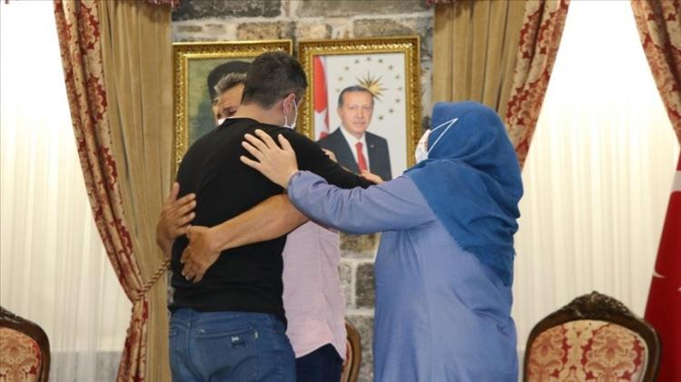 <p>8 YIL ÖNCE PKK TARAFINDAN KAÇIRILMIŞTI</p>

<p>Diyarbakır'a 16 Mart'ta gelerekHDP il binası önünde oturma eylemine katılan anne Özlem ile baba Mehmet Görmez'in kandırılarak 2013'te dağa götürülen oğulları Halil İbrahim, Jandarma Genel Komutanlığı İstihbarat Komutanlığı ve Diyarbakır il Jandarma Komutanlığı ekiplerinin ikna çalışmaları sonucu güvenlik güçlerine teslim oldu.</p>

<p> </p>

