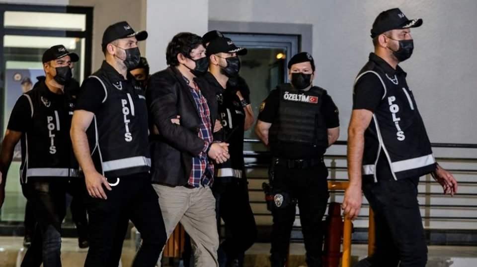 <p><strong>MEHMET AYDIN TÜRKİYE'YE GETİRİLDİ</strong><br />
<br />
-Kamuoyunda "Tosuncuk" lakabıyla tanınan Çiftlik Bank kurucusu Mehmet Aydın Türkiye'ye getirilerek hakkında devam eden soruşturma ve daha önce açılan kamu davaları kapsamında İstanbul Havalimanı'nda gözaltına alındı.</p>
