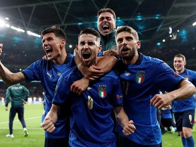 <p>11 TEMMUZ - İTALYA EURO 2020’Yİ KAZANDI</p>
<p>Corona virüs pandemisi nedeniyle 1 yıl ertelenen 2020 Avrupa Futbol Şampiyonası'nı (EURO 2020), İtalya kazandı. 53 yıllık aranın ardından kupayı 2’nci kez müzesine götüren İtalya, normal süresi ve uzatmaları 1-1 tamamlanan final maçında İngiltere'ye penaltılarda 3-2 üstünlük sağlayan İtalya, kupanın sahibi oldu.</p>