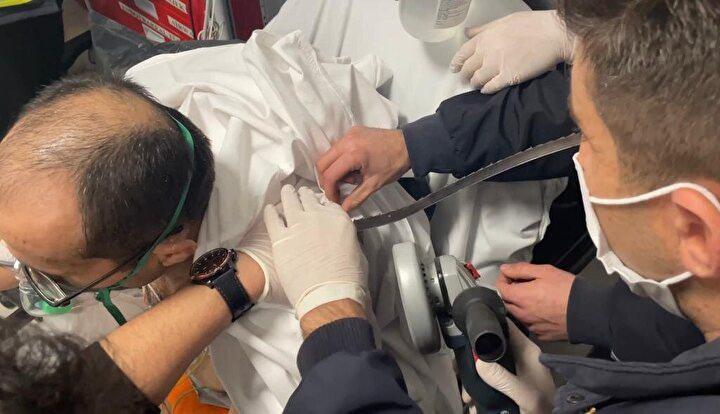 Ürküten kaza: Sırtına saplanan 40 cm'lik testere ile hastaneye geldi!