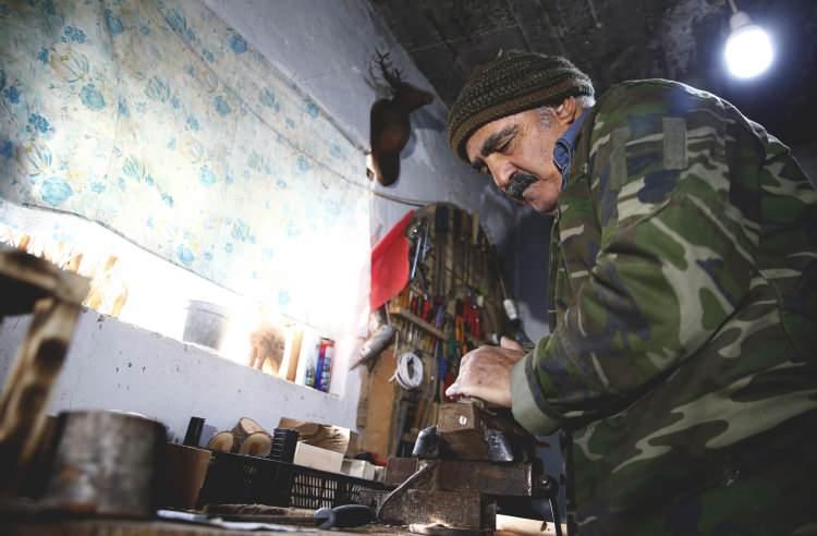 <p>G&uuml;ler, merhum babasının 2. Ana Bakım Fabrika M&uuml;d&uuml;rl&uuml;ğ&uuml;nde iş&ccedil;i olarak &ccedil;alıştığını, zanaata elinin yatkın olduğunu, bu yeteneğin aileden geldiğini d&uuml;ş&uuml;nd&uuml;ğ&uuml;n&uuml; s&ouml;yledi. Kırşehir'de &ouml;ğretmen okulundan mezun olduğunu belirten G&uuml;ler, burada okurken iş eğitimi &ouml;ğretmeninin y&ouml;nlendirmesiyle hafta sonları bir arkadaşıyla okulun at&ouml;lyesinde &ccedil;alıştıklarını, burada ceviz ağacından tavla yaptığını anlattı.</p>
