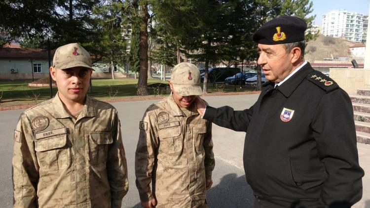 <p>Vali Balcı, askerlere hatıra fotoğrafı çekinerek sohbet etti. Vali Balcı, 6 ikiz askerin jandarmada vatani görev yapmasının şaşırtan farklı bir tesadüf olduğunu kaydetti. </p>
