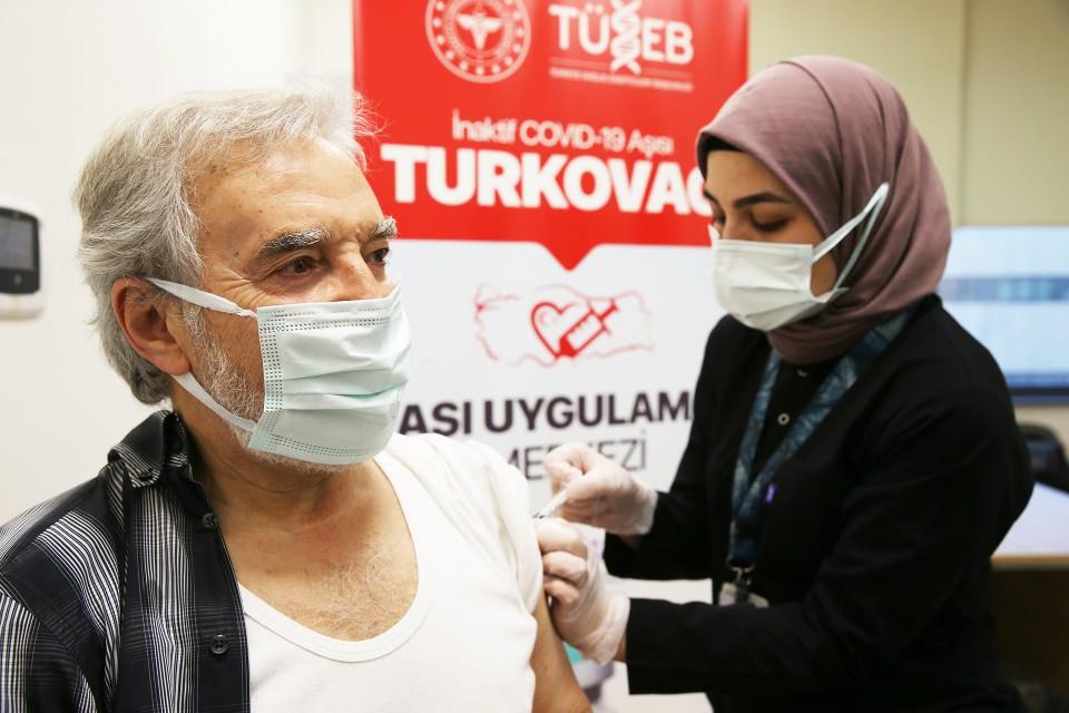 <p>Erciyes Üniversitesi ve Sağlık Bakanlığı Türkiye Sağlık Enstitüleri Başkanlığı (TÜSEB) iş birliğiyle geliştirilen yerli Kovid-19 aşısı TURKOVAC, İstanbul'daki şehir hastanelerinde uygulanmaya başlandı.</p>

<p> </p>
