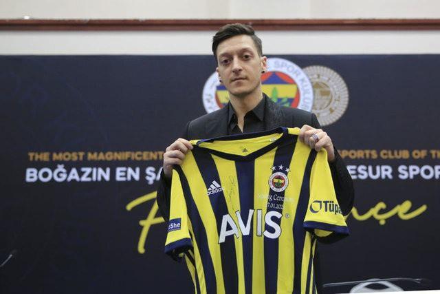 <p>MESUT ÖZİL FENERBAHÇE'DE</p>

<p>Fenerbahçe, yılın ilk ayında Mesut Özil'in transferi konusunda İngiltere'nin Arsenal Kulübü ile anlaşmaya varıldığını açıkladı.</p>
