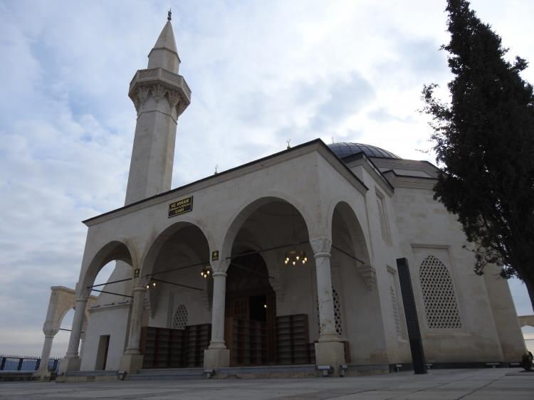 <div>Camimiz bu nedenle yıkılarak tamamı taştan oluşan 400 kişilik bir cami yeniden yapılmıştır. Türbemizin dış katmanı hayırsever bölge halkı sayesinde sürekli olarak ilave edilmiş betonarme bir yapı vardı.</div>
<div> </div>