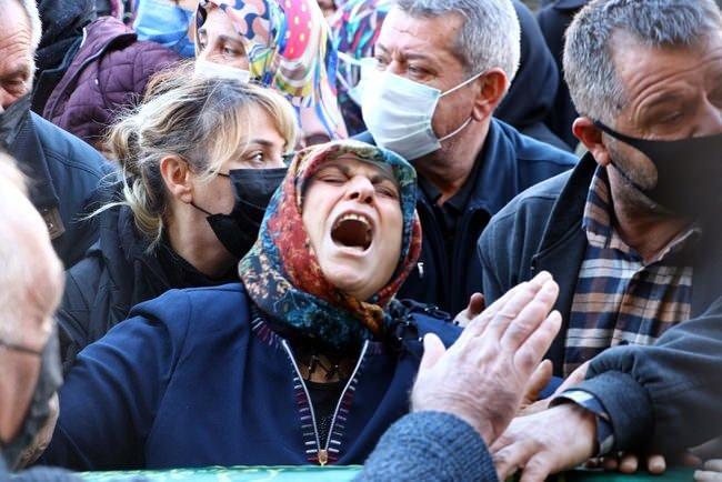 <p>Sanık Boz’un “tasarlayarak canavarca hisle ve eziyet çektirerek kasten öldürme” suçundan ağırlaştırılmış müebbet hapsi, “silahla tehdit” ve “Ateşli Silahlar ve Bıçaklar ile Diğer Aletler Hakkında Kanun’a muhalefet” suçlarından ise 6 yıla kadar hapsi talep edildi. İddianame gönderildiği Anadolu 4. Ağır Ceza Mahkemesi’nce kabul edildi. Davanın ilk celsesi 25 Şubat 2022 tarihinde görülecek.</p>

<p> </p>
