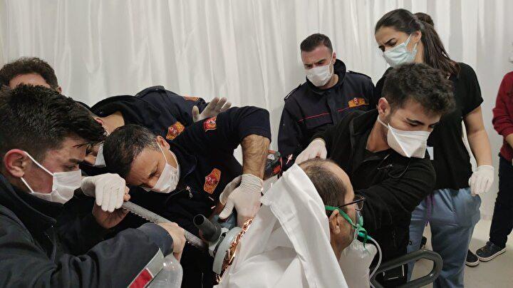 Ürküten kaza: Sırtına saplanan 40 cm'lik testere ile hastaneye geldi!