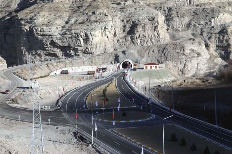 <p>Mevcut yolun 680 metre kısalacağı projeyle, yıllık toplam 17,6 milyon lira tasarruf edilecek ve karbon salımı 230 ton azalacak.</p>
