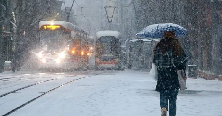 <p>MARMARA</p>
<p>Parçalı ve çok bulutlu, bölgenin batı kesimlerinin aralıklı yağmur ve sağanak yağışlı geçeceği tahmin ediliyor. Yağışların; Edirne, Kırklareli ve Tekirdağ çevrelerinde kuvvetli olması bekleniyor. Bölgenin doğusunda gece ve yarın (Çarşamba) sabah saatlerinde yer yer pus ve sis bekleniyor.</p>