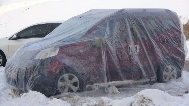 <p>Sabah saatlerinde işe giden vatandaşlar donan araçlarını çalıştırmakta zorlanırken, bazı vatandaşlar ise araçlarını korumak için branda ve naylonla kapattı.</p>
