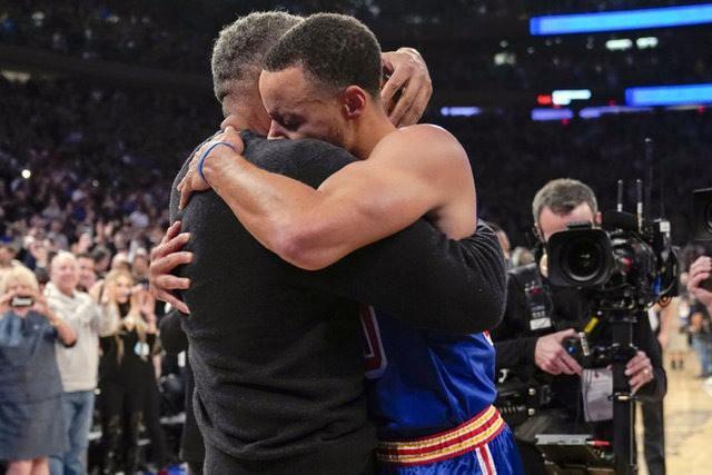 <p>3 SAYI REKORU ARTIK CURRY'DE</p>

<p>Stephen Curry, normal sezon kariyerinde 2973 üç sayılık basket atan Ray Allen'a ait Amerikan Basketbol Ligi (NBA) rekorunu kırdı. LeBron James NBA'de "35 bin kulübü"ne girdi. Los Angeles Lakers forması giyen LeBron James, 109-98 kaybettikleri Brooklyn Nets maçında, Amerikan Basketbol Ligi (NBA) tarihinde 35 bin sayı barajını geçen 3. oyuncu oldu.</p>
