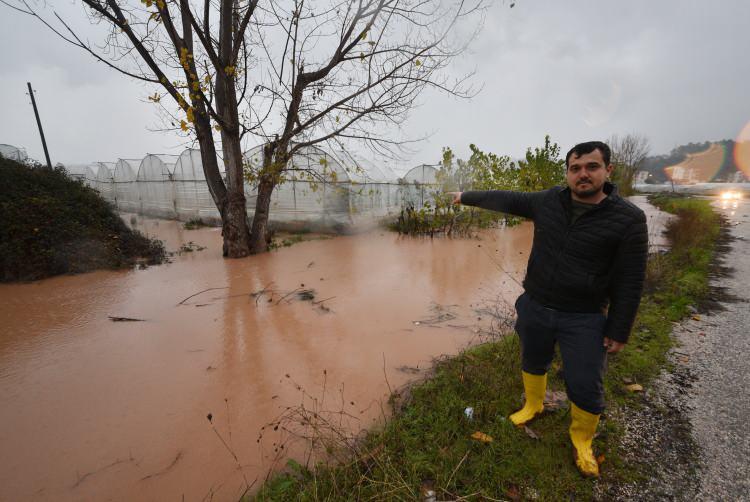 <p>Öte yandan rüzgar Kemer'de 125, Konyaaltı'nda 77 kilometre hıza ulaştı.</p>
