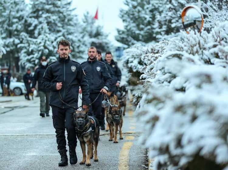 <p>KEM Eğitim ve Planlama Büro Amirliği Komiseri Kürşat Samet Özkan, yaptığı açıklamada, görev köpeklerinin üretim, satın alma ve hibe yoluyla temin edildiğini anlattı.</p>