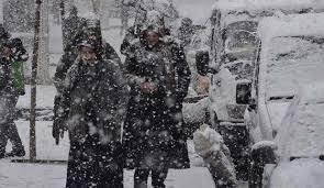 <p>EGE</p>
<p> </p>
<p>Parçalı ve çok bulutlu, kıyılarının sağanak yağışlı geçeceği tahmin ediliyor. Gece ve sabah saatlerinde bölgenin iç kesimlerinde yer yer pus ve sis bekleniyor.</p>
<p> </p>
<p>A.KARAHİSAR 0°C, 7°C</p>
<p> </p>
<p>Parçalı ve çok bulutlu</p>
<p> </p>
<p>İZMİR 11°C, 17°C</p>
<p> </p>
<p>Parçalı ve çok bulutlu, yarın (Salı) öğle saatlerinden itibaren sağanak yağışlı</p>