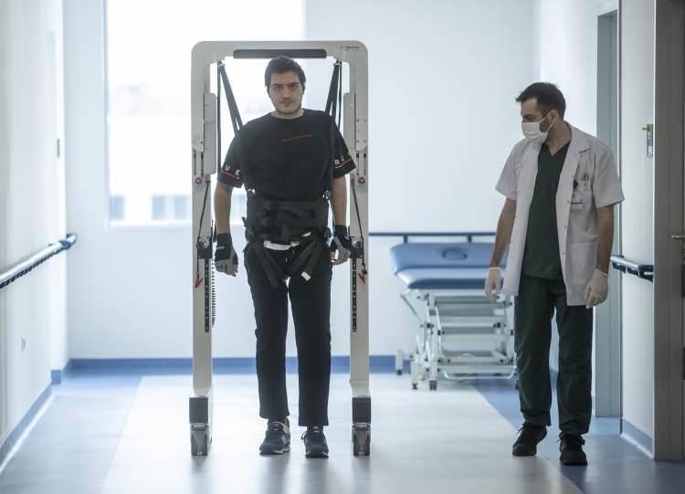 <p>Adıyaman'da yaşayan 26 yaşındaki Jiyan Bilgin, birka&ccedil; ay &ouml;nce gece ge&ccedil; saatte uykusuz şekilde araba kullanırken kaza ge&ccedil;irdi. Bu esnada emniyet kemeri takılı olmayan Bilgin'in omuriliğinde hasar oluştu.</p>
