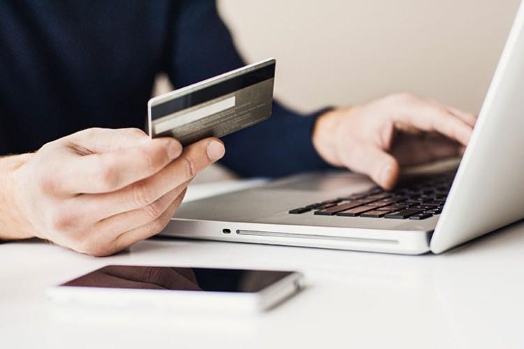 <p>BDDK tarafından yapılan açıklamada, bankacılık sektöründe yeni bir dönüşüm başlatacak dijital bankaların, şube olmaksızın sadece dijital kanallar üzerinden hizmet verebileceği belirtilerek, "Yeni düzenlemenin yürürlüğe girmesinin ardından yalnızca dijital kanallar üzerinden müşterilerine hizmet verecek olan bu bankalar, BDDK'ya başvurarak gerekli izinleri almaları halinde gelecek yıldan itibaren sektörde faaliyet göstermeye başlayabilecek. </p>
