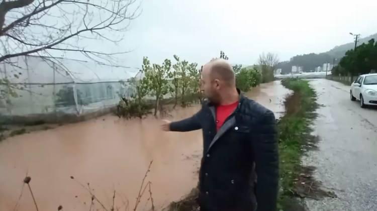 <p>Yağış gece boyunca da etkisini sürdürünce özellikle Kumluca ilçesinde bazı tarım arazileri suyla doldu. Ancak yağmurun yavaşlamasıyla sular çekildi.</p>
