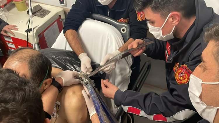 Ürküten kaza: Sırtına saplanan 40 cm'lik testere ile hastaneye geldi!