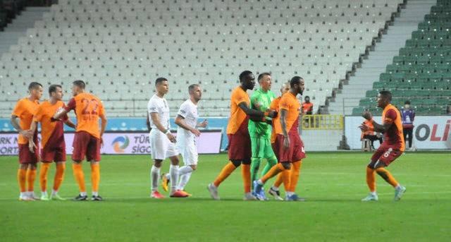 <p>MARCAO'DAN TAKIM ARKADAŞINA FİZİKSEL SALDIRI</p>

<p>Galatasaray'ın Süper Lig'de 2021-2022 sezonunun ilk haftasında Giresunspor ile oynadığı maça, Brezilyalı futbolcu Marcos do Nascimento Teixeira'nın (Marcao) saha içinde takım arkadaşı Kerem Aktürkoğlu'na yönelik şiddet uyguladı. - Türkiye Futbol Federasyonu Profesyonel Futbol Disiplin Kurulu, Galatasaraylı futbolcu Marcao'ya 8 maç men cezası verdi.</p>
