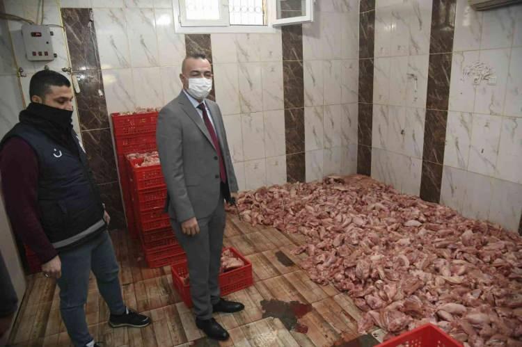 <p>Adana Yüreğir'de yılbaşında piyasaya sürülmeye hazır, belirlenen hijyen şartlarına aykırı koşullarda parçalanmış ve depolanmış 2 ton tavuk eti ele geçirildi.</p>
