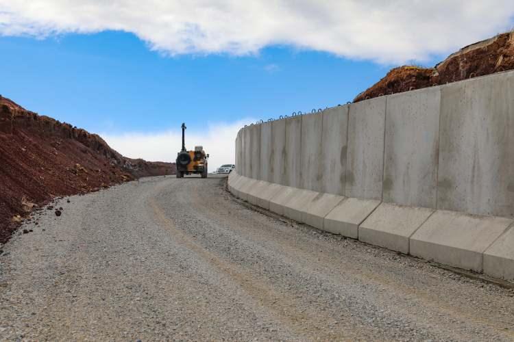 <p>Van'ın Çaldıran ilçesinin 64 kilometrelik sınır hattında yapımı devam eden 45'i haberleşme ve 58'i gözetleme olmak üzere 103 optik kuleden bazıları devreye alındı.</p>

<p> </p>
