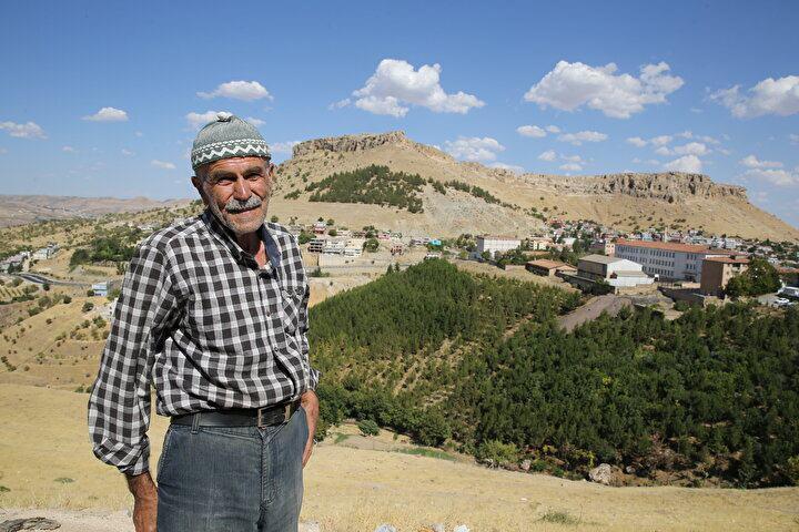 <p>Savurkapı mevkisine 10 bin, başka alanlara da 5 bin 500 olmak üzere bugüne kadar 15 bini aşkın fidan diken ve 1 tona yakın meşe palamudunu da toprakla buluşturan Şeyhmus Erginoğlu, günün büyük bölümünü doğayla iç içe geçiriyor.</p>
