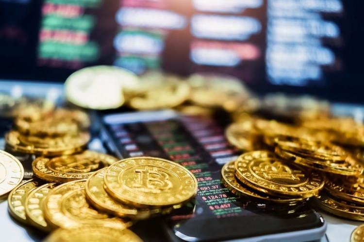 <p>Bitcoin ilk olarak Ekim 2008'de, insanların bir veya belki de birkaç kişi olabileceğine inandıkları bir takma ad olan Satoshi Nakamoto tarafından ortaya çıkarılırken, 2014 yılında, bir dilbilim araştırmacıları ekibi, Szabo ve diğer 10 potansiyel yaratıcının yazılarının yanı sıra Nakamoto'nun Bitcoin teknik incelemesini inceledi.</p>
