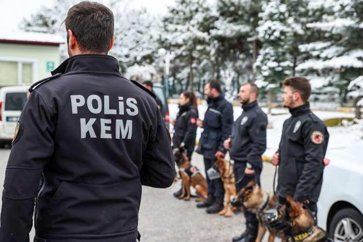 <p>Emniyet Genel Müdürlüğünün dedektör köpekleri, narkotik, terör ve kaçakçılık suçlarıyla mücadelede polisin başarılı operasyonlarına büyük katkı sağlıyor.</p>
