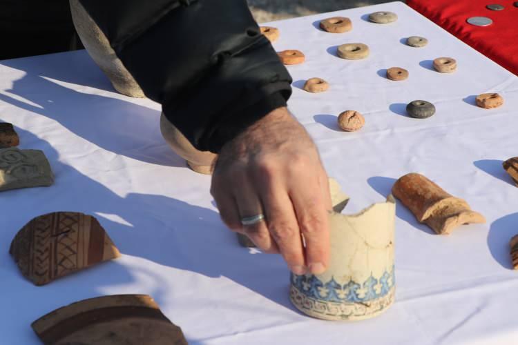 <p>Kazının son günlerinde Artuklu Sarayı'nda kullanılan bol miktarda mermer örneklerine rastlandı. Bu mermer örneklerinde de Artuklu Sarayı'nda günümüzde bölgede çıkartılan, hem Diyarbakır'da hem Elazığ'da çıkartılan bütün mermer örneklerinin kullanıldığına da şahit olduk. Çok verimli bir kazı sezonu geçirdik."</p>
