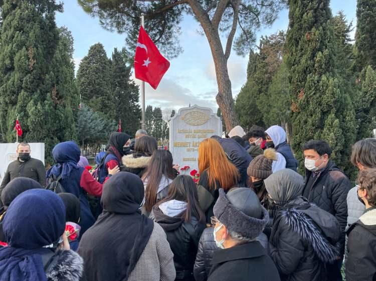 <p>İstiklal Şairi Mehmet Akif Ersoy’u anmaya gelen minik öğrencilerden Mehmet Kansız, “Bugün Mehmet Akif Ersoy’un mezarlığına geldik ve gerçekten çok duygulandım. Çünkü çok önemli bir şair. Allah’tan rahmet diliyorum. Okulca arkadaşlarımla beraber geldik” dedi.</p>
