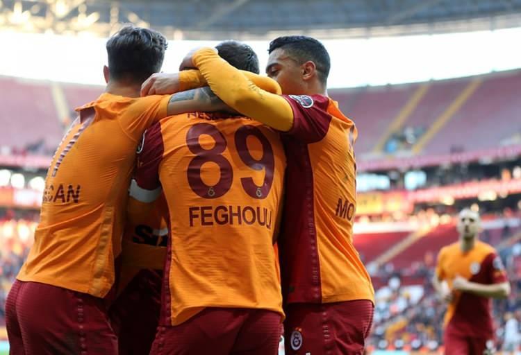 <p>Galatasaray'da Spor Toto Süper Lig'in ilk yarısı oldukça kötü geçti. Sarı-kırmızılılar, Fenerbahçe derbisiyle birlikte başladığı kazanamama serisini Antalyaspor maçında noktaladı. Galatasaray bu süreçte tam 7 mücadelede 3 puana hasret kaldı.</p>
