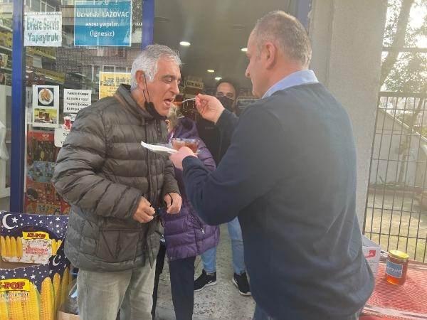 <p>Kadıköy Feneryolu Mahallesi'nde 'Laz bakkal' olarak tanınan Fatih Bostan dükkanının önündeki ağaca 2 adet karakovan koymuştu. Geçtiğimiz ekim ayında da kovanların ilk hasadını mahalleli ile paylaşmıştı. Bostan bu kez de bakkalında bulunan 3 ayrı balı birleştirerek iğnesiz koronavirüs aşısı olarak tabir ettiği Lazovac'ı oluşturdu. Lazovac'ı duyan mahalle sakinleri de bakkala giderek iğnesiz aşıyı tatmak için sıraya girdi.</p>