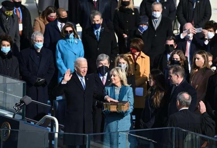 <p>20 OCAK - JOE BİDEN’IN BAŞKAN OLMASI</p>
<p>ABD'de 3 Kasım 2020’de yapılan seçimleri, Donald Trump’a karşı kazanan Joe Biden, ABD Kongresindeki törende yemin ederek ülkenin 46. başkanı oldu. Olağanüstü güvenlik önlemlerinin alındığı ABD Kongresinde, Yüksek Mahkeme Başyargıcı John Roberts'ın huzurunda 1893 yılından beri ailesinde olan İncil'e el basarak yemin eden Biden, eski başkan John F. Kennedy'den sonra ABD'nin ikinci Katolik başkanı oldu.</p>