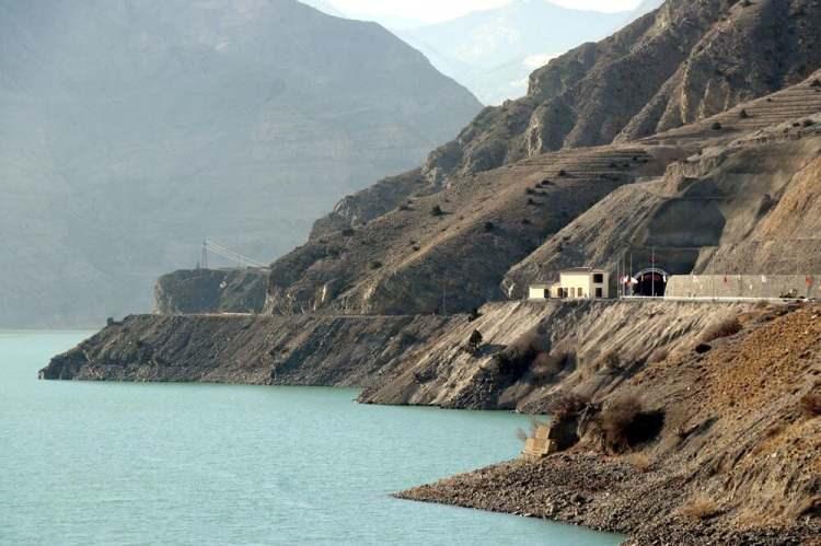 <p>Pirinkayalar Tüneli'nin inşasında, yörenin sahip olduğu yüksek turizm potansiyeli ve tünel güzergahının 1. derecede doğal sit alanı içerisinde kalması nedeniyle yüksek hassasiyet gösterilirken, projede özel imalatlara yer verildi.</p>

