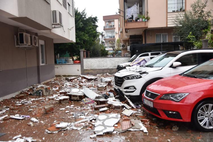 <p>Meteoroloji Genel Müdürlüğünün dün ‘Kırmızı kod’ uyarısında bulunduğu Antalya’da 3 katlı bir binanın çatısının duvarı araçların üzerine düştü. 4 aracın zarar gördüğü olayda ortalık savaş alanına dönerken, deprem olduğunu düşünüp dışarı bakan vatandaşlar gördüklerine inanmakta zorlandı.</p>
