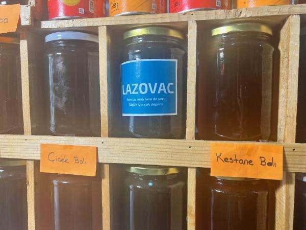 <p>Çin Sinovac yapıyorsa, Rizeli neden Lazovac yapamaz diyerek bal yaptım. İnanın çok beğenildi. Şu anda yine talep var. Bir buçuk günde hastalığımı toz duman etti, hiçbir şey kalmadı. O yüzden herkese öneriyoruz bunu. Yeni yeni başladı zaten. Komşularımıza bir hafta tattıracağız. Çünkü hastalık var. Herkese ikram ediyoruz şu anda" dedi.</p>