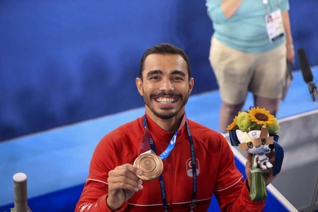 <p>Milli cimnastikçi Ferhat Arıcan, Tokyo 2020'de paralel barda bronz madalya kazanarak Türkiye'ye cimnastik tarihindeki ilk olimpiyat madalyasını getirdi.</p>
