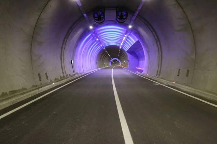 <p>Erzurum ile Artvin'i birbirine bağlayacak Pirinkayalar Tüneli ile turizm ve ticaret merkezlerine ulaşım açısından kolaylık sağlanacak. 2 bin 272 metre uzunluğunda, tek tüpten oluşan tünel projesinin toplam uzunluğu 1070 metrelik bağlantı yoluyla 3,34 kilometreye ulaşıyor.</p>