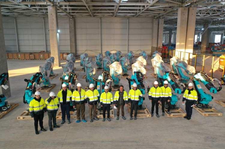 <p>“Tesisimizde toplamda 250 robot olacak. Temmuz 2022 sonunda deneme üretimlerine başlayacağız. 2022 sonunda da ilk seri üretim aracımızı banttan indireceğiz. Homologasyon testlerinin tamamlanmasının ardından da 2023 yılının ilk çeyreğinde C segmentindeki ilk aracımız SUV pazara çıkacak.</p>