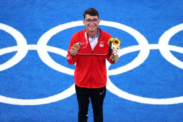 <p>TOKYO 2020'DE TARİHİ MADALYALAR GELDİ</p>

<p>Mete Gazoz, Tokyo 2020'nin 8. gününde klasik yay bireysel kategorisinin finalinde İtalyan Mauro Nespoli'yi 6-4 yendi ve altıb madalya aldı! Olimpiyat şampiyonu olan Mete Gazoz, bu başarısıyla okçulukta Türkiye'ye tarihindeki ilk olimpiyat madalyasını da getirdi.</p>
