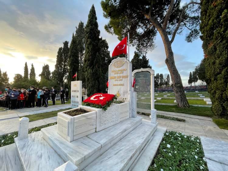 <p>İstiklal Şairi Mehmet Akif Ersoy vefatının 85’inci yılında kabri başında düzenlenen törenle anıldı. Gerçekleştirilen anma törenine gençler yoğun ilgi gösterdi.</p>
