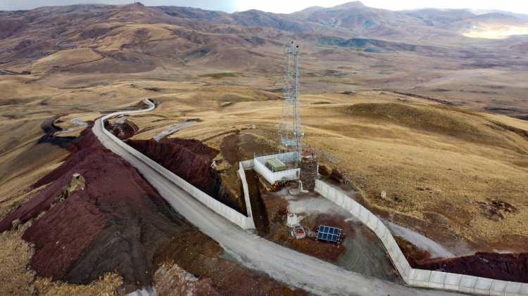 <p>Bölgede mayın temizleme çalışmalarında sona gelindiğini kaydeden Bilmez, "İran ile olan 231 kilometrelik bölümü de inşallah bu kışın ihale edip baharla beraber etaplar halinde çalışmalarına başlayacağız. Bir taraftan da sınırda hendek kazma çalışmaları yapıldı. 235 kilometrelik hendek kazıldı. Bu hendekler 4 metre derinliğinde ve 4 metre genişliğinde. Hendek çıkışları jiletli telle kapatıldı." dedi.</p>

<p> </p>
