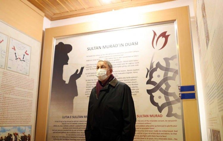<p>Milli Savunma Bakanı Hulusi Akar, Osmanlı Padişahı Sultan Birinci Murad Hüdavendigar'ın Türbesi ile Kosova'nın ulusal kahramanı Adem Jashari'nin mezarını ziyaret etti.</p>
