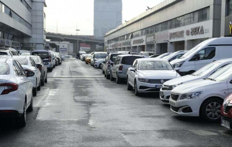 <p>Ancak fiyatlar düşmesine rağmen otomobil pazarları boş kaldı. Satıcılar fiyatlardaki hızlı değişimlerin bunun nedeni olduğu söylüyor.</p>
