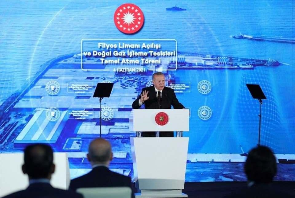 <p><strong>135 MİLYAR METREKÜPLÜK DOĞAL GAZ KEŞFİ<br />
<br />
Haziran</strong><br />
<br />
Fatih Sondaj Gemisinin, Sakarya gaz sahasındaki Amasra-1 kuyusunda 135 milyar metreküplük yeni doğal gaz keşfi Türkiye'de haziran ayının önemli olayları arasında yer aldı.</p>

