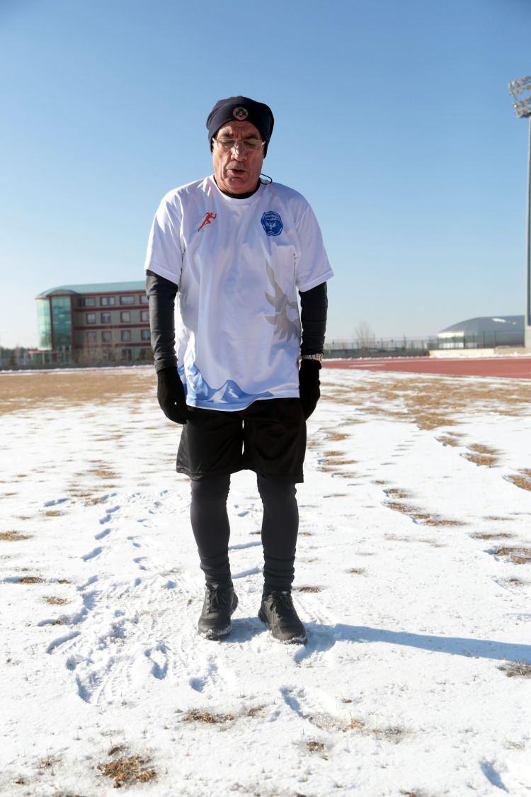 <p>Arslan Yakup Pirimoğlu, spor ve koşunun kendisi için sağlıklı yaşam anlamına geldiğini söyledi.</p>
<p>Genç yaştan beri koştuğunu ifade eden Pirimoğlu, bu alışkanlığını sürdürdüğünü, bisiklet bindiğini, yaşının ilerlemesine rağmen spordan ayrı kalmayı düşünmediğini belirtti.</p>