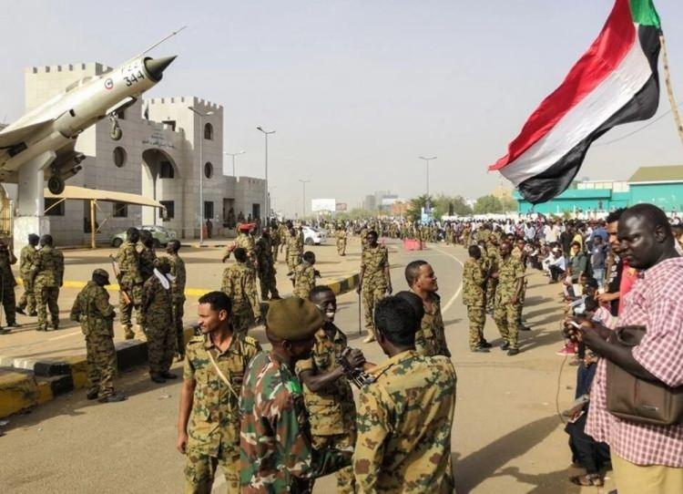 <p>25 EKİM 21 KASIM - SUDAN DARBESİ</p>

<p>Sudan’da 25 Ekim sabahı ordu, hükümete askeri müdahale gerçekleştirdi. Başbakan Abdullah Hamduk’un gözaltına alınmasıyla başlayan süreç 27 gün sürerken, Hızlı Destek Kuvvetleri Komutanı Muhammed Hamdan Dagalu, sivil teknokrat hükümeti kurulması ve seçimlerin 2023'te yapılması kararını aldıklarını söyledi. Sudan Merkezi Doktorlar Komitesi, ordunun yönetime el koyduğu 25 Ekim'den bu yana sivil yönetim talebiyle düzenlenen protestolara güvenlik güçlerinin müdahalesi sonucu 40 kişinin hayatını kaybettiğini bildirdi. 21 Kasım’da Egemenlik Konseyi Başkanı Burhan ile Başbakan Hamduk arasında yönetim krizini sona erdirmesi beklenen 14 maddelik siyasi anlaşma imzalandı. Asker yürütmenin işlerine karışmama ve daha önce verilen taahhütlere bağlılık mesajı verdi. Devrik Başbakan Hamduk görevine iade edildi ve teknokrat hükümeti kurmakla görevlendirildi.</p>
