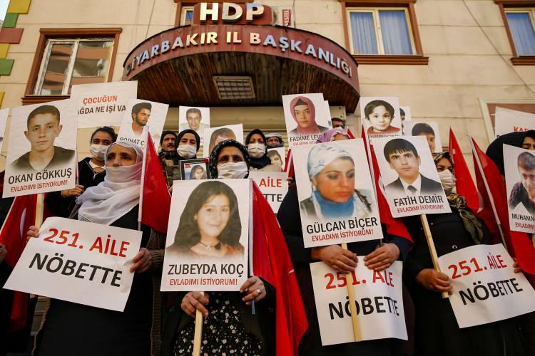 <p>Dağa kaçırılan çocukları için HDP il binası önünde oturma eylemi yapan Diyarbakır anneleri, yeni yılda evlatlarına kavuşmayı diledi.</p>

<p> </p>

