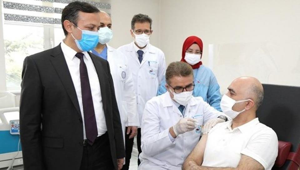 <p><strong>YERLİ AŞININ FAZ-2 ÇALIŞMALARI BAŞLADI<br />
<br />
Mart</strong><br />
<br />
Covid-19 ile mücadelede "kontrollü normalleşme" sürecine geçilen mart ayında yerli aşı çalışmaları hız kazandı, Erciyes Üniversitesinde geliştirilen aşı adayının Faz-2 çalışmasının ikinci dozu gönüllülere uygulanmaya başlandı.</p>