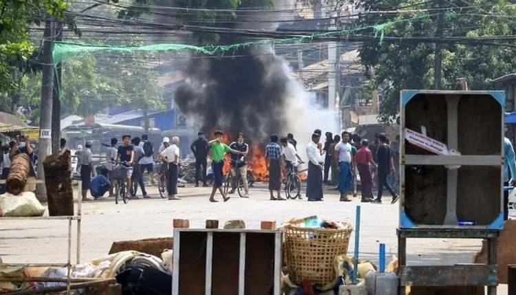<p>1 ŞUBAT - MYANMAR DARBESİ</p>
<p>Myanmar'da Devlet Konseyi Başkanı ve Dışişleri Bakanı Aung San Suu Çii'nin lideri olduğu Ulusal Demokrasi Birliği hükümeti, ordunun yönetime el koymasıyla devrildi. Devlet Başkanı Win Myint, Devlet Konseyi Başkanı ve Dışişleri Bakanı Aung San Suu Çii ile partinin diğer yöneticileri gözaltına alınırken, bundan birkaç saat sonra ordu yönetime el koyduğunu açıklamış ve ülkede bir yıllığına olağanüstü hal (OHAL) ilan etmişti.</p>